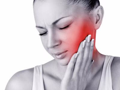 mujer con dolor intenso de urgencia dental